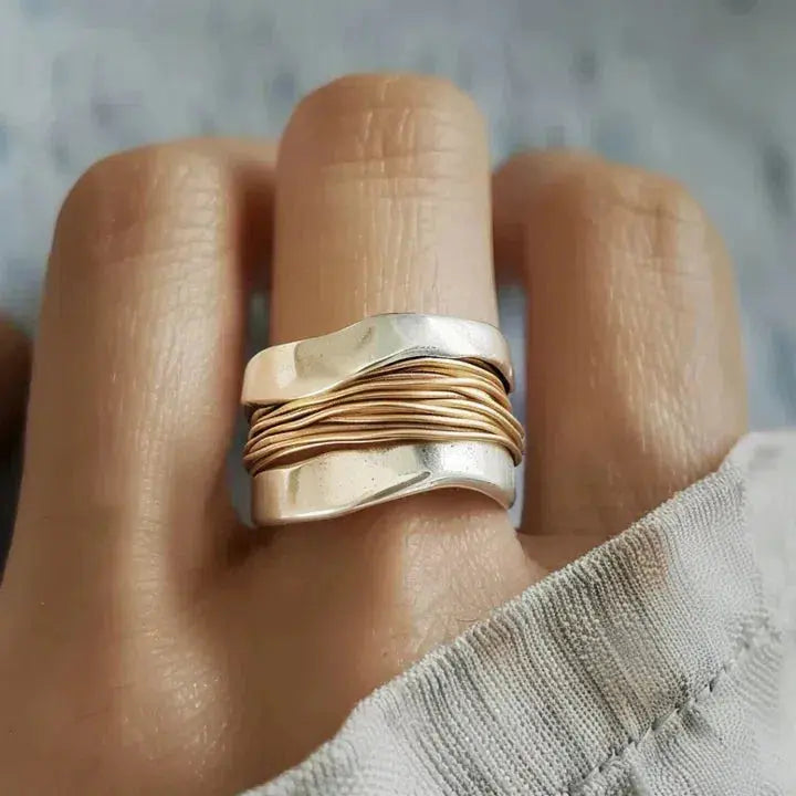 Anillo en plata con hilo dorado