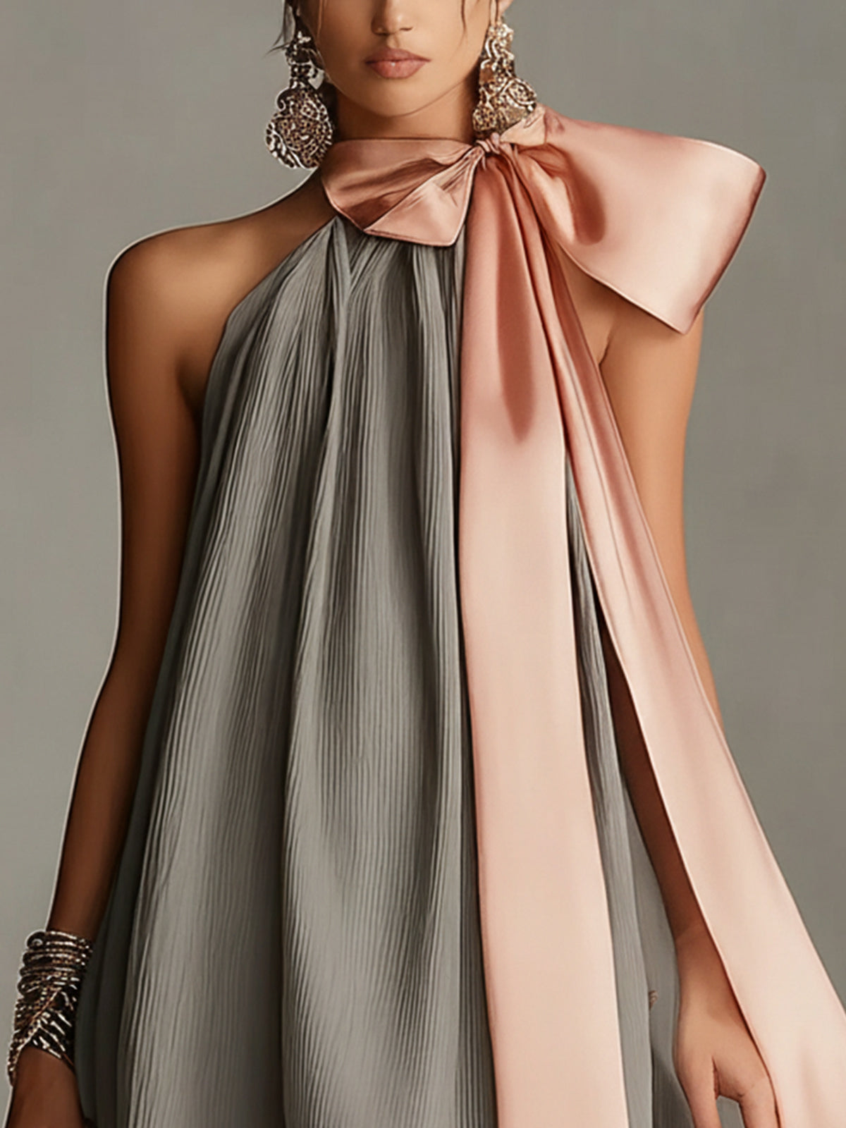 Beatrice | Mini vestido gris de satén con lazo rosa y encaje