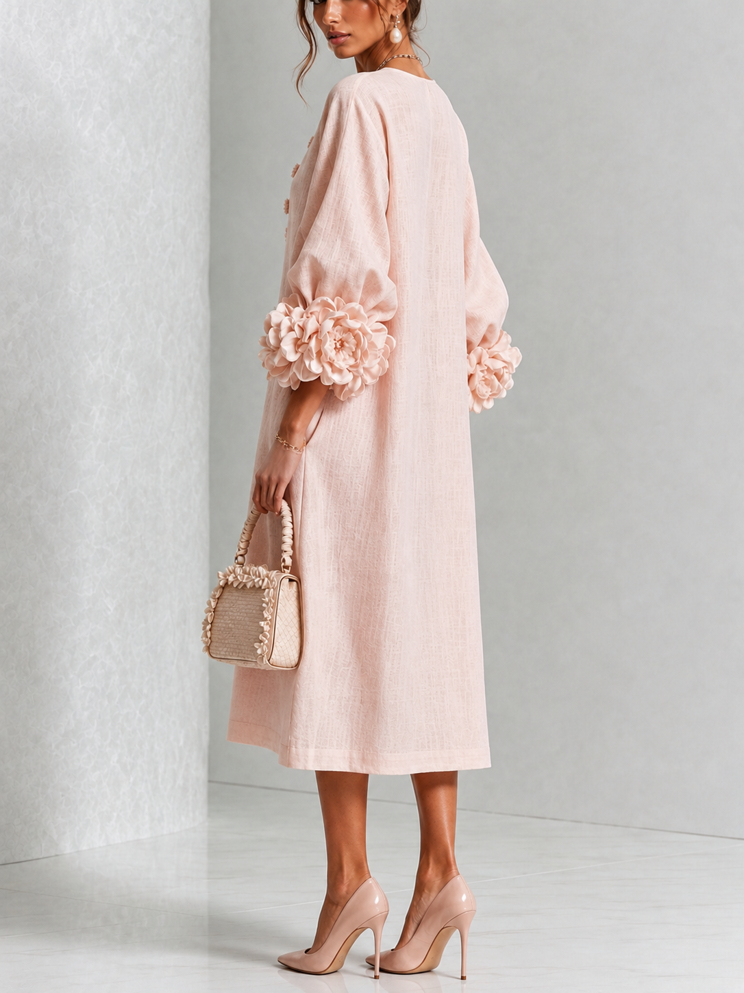Vestido Midi Rosa con Botones de Flor y Mangas Florales Extravagantes