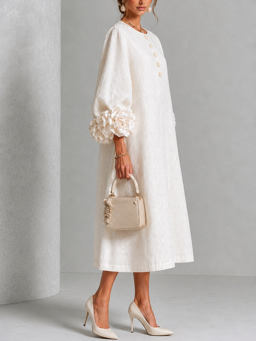 Vestido Midi Blanco con Botones de Flor y Mangas Decoradas